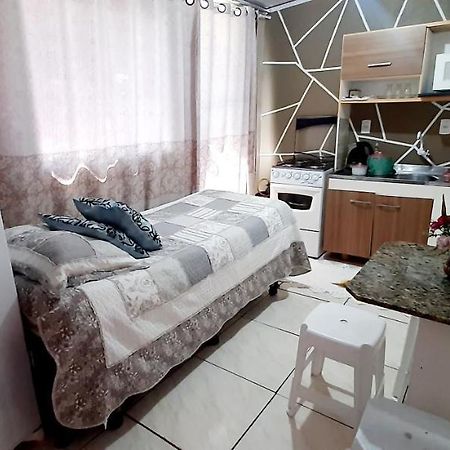 KITNET 01 em TORRES-RS - MELHOR CUSTO BENEFICIO na mais bela praia Gaúcha - cozinha - banheiro - ar condicionado - Smart TV 32' Android Apps Youtube - Netflix - Prime Vídeo e Wi-Fi - Estacionamento - Acomoda até 4 pessoas - Anfitriã Superhost no BnB Esterno foto