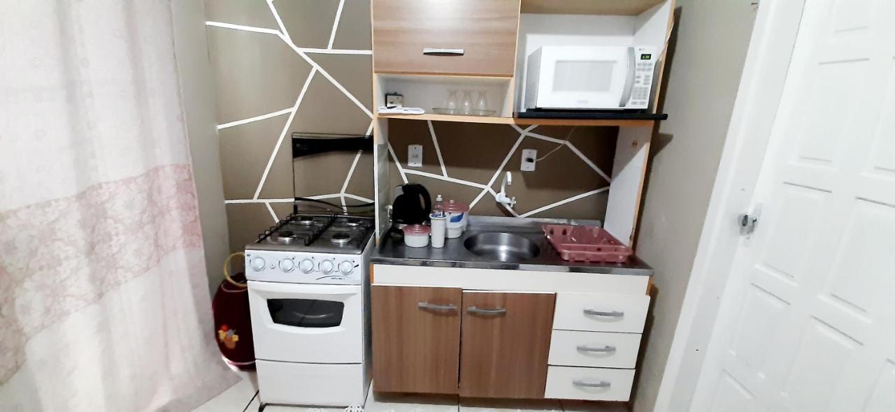 KITNET 01 em TORRES-RS - MELHOR CUSTO BENEFICIO na mais bela praia Gaúcha - cozinha - banheiro - ar condicionado - Smart TV 32' Android Apps Youtube - Netflix - Prime Vídeo e Wi-Fi - Estacionamento - Acomoda até 4 pessoas - Anfitriã Superhost no BnB Esterno foto