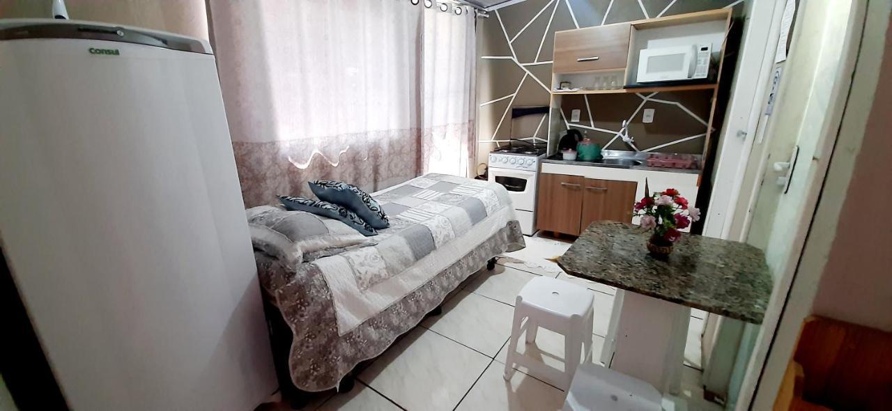 KITNET 01 em TORRES-RS - MELHOR CUSTO BENEFICIO na mais bela praia Gaúcha - cozinha - banheiro - ar condicionado - Smart TV 32' Android Apps Youtube - Netflix - Prime Vídeo e Wi-Fi - Estacionamento - Acomoda até 4 pessoas - Anfitriã Superhost no BnB Esterno foto