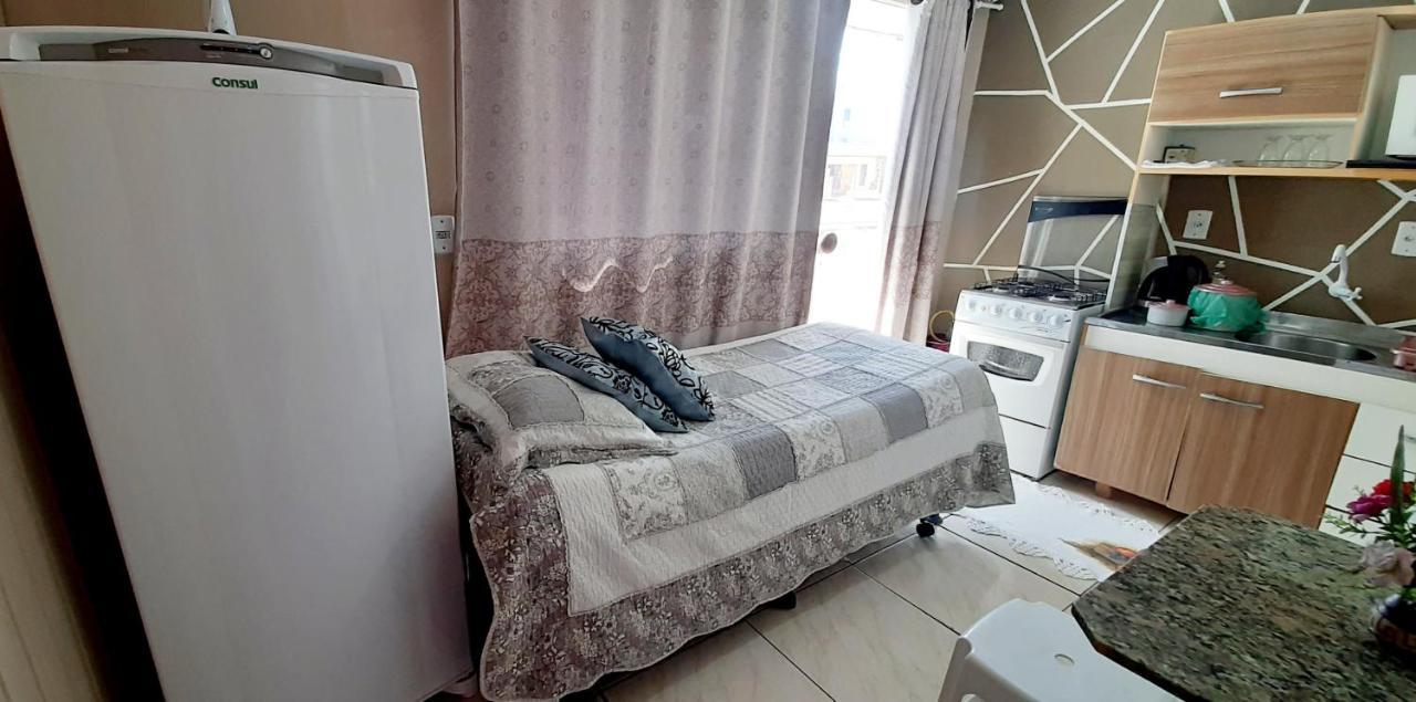 KITNET 01 em TORRES-RS - MELHOR CUSTO BENEFICIO na mais bela praia Gaúcha - cozinha - banheiro - ar condicionado - Smart TV 32' Android Apps Youtube - Netflix - Prime Vídeo e Wi-Fi - Estacionamento - Acomoda até 4 pessoas - Anfitriã Superhost no BnB Esterno foto