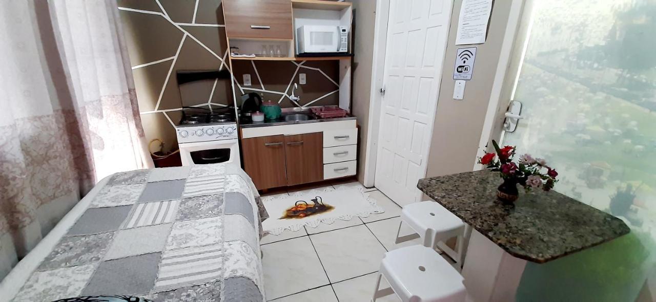 KITNET 01 em TORRES-RS - MELHOR CUSTO BENEFICIO na mais bela praia Gaúcha - cozinha - banheiro - ar condicionado - Smart TV 32' Android Apps Youtube - Netflix - Prime Vídeo e Wi-Fi - Estacionamento - Acomoda até 4 pessoas - Anfitriã Superhost no BnB Esterno foto