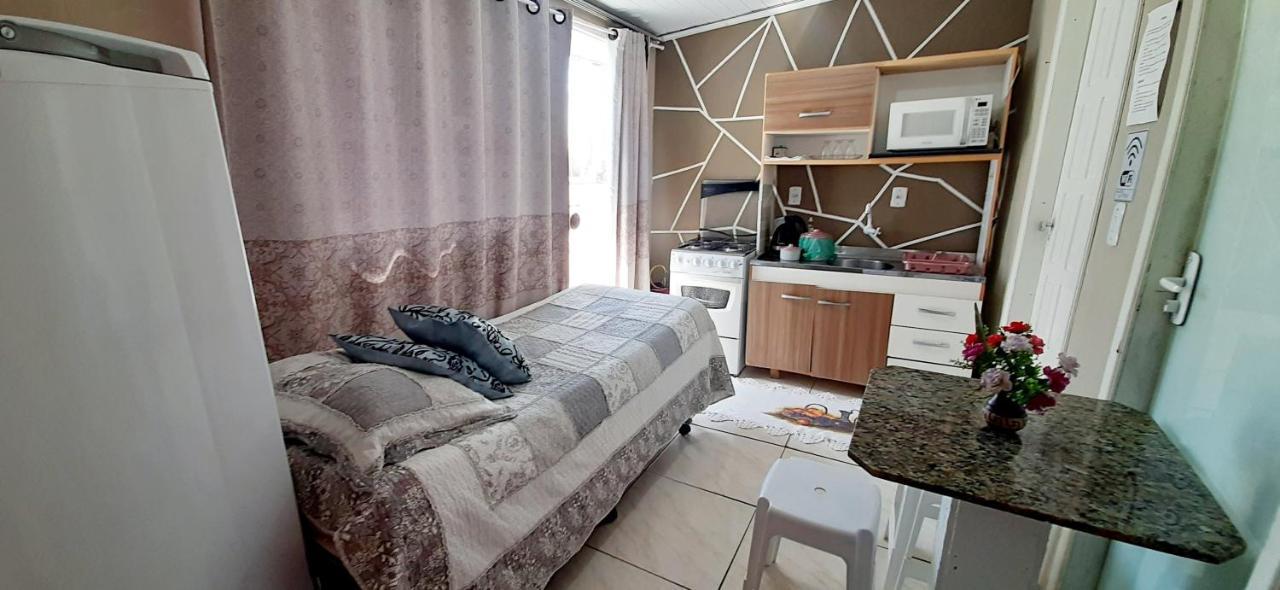 KITNET 01 em TORRES-RS - MELHOR CUSTO BENEFICIO na mais bela praia Gaúcha - cozinha - banheiro - ar condicionado - Smart TV 32' Android Apps Youtube - Netflix - Prime Vídeo e Wi-Fi - Estacionamento - Acomoda até 4 pessoas - Anfitriã Superhost no BnB Esterno foto