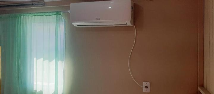 KITNET 01 em TORRES-RS - MELHOR CUSTO BENEFICIO na mais bela praia Gaúcha - cozinha - banheiro - ar condicionado - Smart TV 32' Android Apps Youtube - Netflix - Prime Vídeo e Wi-Fi - Estacionamento - Acomoda até 4 pessoas - Anfitriã Superhost no BnB Esterno foto