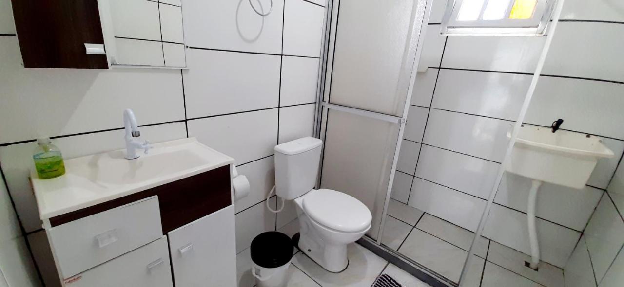 KITNET 01 em TORRES-RS - MELHOR CUSTO BENEFICIO na mais bela praia Gaúcha - cozinha - banheiro - ar condicionado - Smart TV 32' Android Apps Youtube - Netflix - Prime Vídeo e Wi-Fi - Estacionamento - Acomoda até 4 pessoas - Anfitriã Superhost no BnB Esterno foto