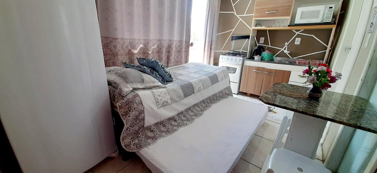 KITNET 01 em TORRES-RS - MELHOR CUSTO BENEFICIO na mais bela praia Gaúcha - cozinha - banheiro - ar condicionado - Smart TV 32' Android Apps Youtube - Netflix - Prime Vídeo e Wi-Fi - Estacionamento - Acomoda até 4 pessoas - Anfitriã Superhost no BnB Esterno foto