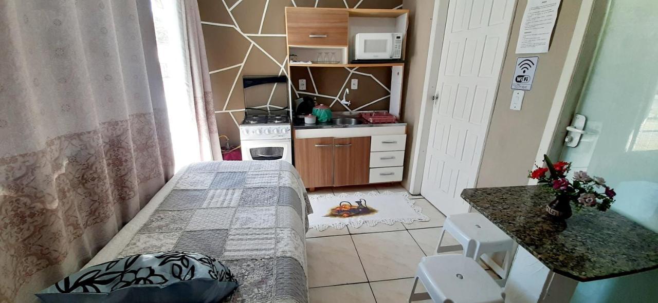KITNET 01 em TORRES-RS - MELHOR CUSTO BENEFICIO na mais bela praia Gaúcha - cozinha - banheiro - ar condicionado - Smart TV 32' Android Apps Youtube - Netflix - Prime Vídeo e Wi-Fi - Estacionamento - Acomoda até 4 pessoas - Anfitriã Superhost no BnB Esterno foto