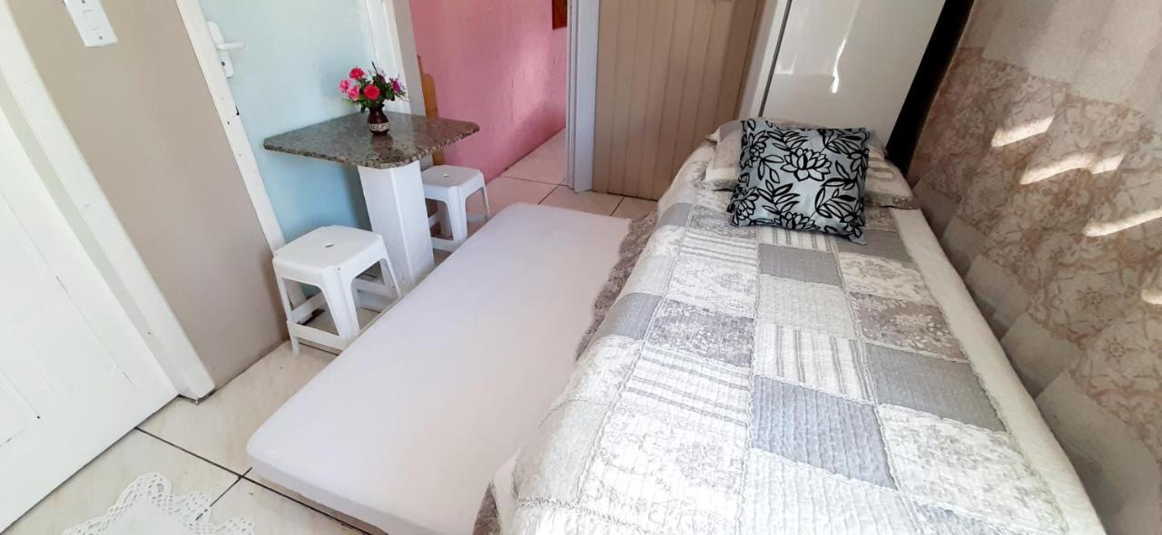 KITNET 01 em TORRES-RS - MELHOR CUSTO BENEFICIO na mais bela praia Gaúcha - cozinha - banheiro - ar condicionado - Smart TV 32' Android Apps Youtube - Netflix - Prime Vídeo e Wi-Fi - Estacionamento - Acomoda até 4 pessoas - Anfitriã Superhost no BnB Esterno foto