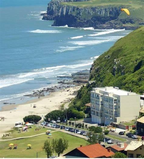 KITNET 01 em TORRES-RS - MELHOR CUSTO BENEFICIO na mais bela praia Gaúcha - cozinha - banheiro - ar condicionado - Smart TV 32' Android Apps Youtube - Netflix - Prime Vídeo e Wi-Fi - Estacionamento - Acomoda até 4 pessoas - Anfitriã Superhost no BnB Esterno foto