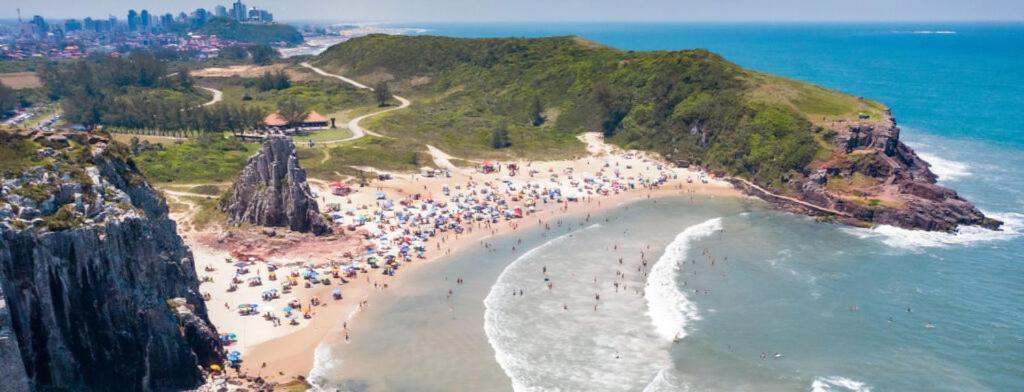 KITNET 01 em TORRES-RS - MELHOR CUSTO BENEFICIO na mais bela praia Gaúcha - cozinha - banheiro - ar condicionado - Smart TV 32' Android Apps Youtube - Netflix - Prime Vídeo e Wi-Fi - Estacionamento - Acomoda até 4 pessoas - Anfitriã Superhost no BnB Esterno foto