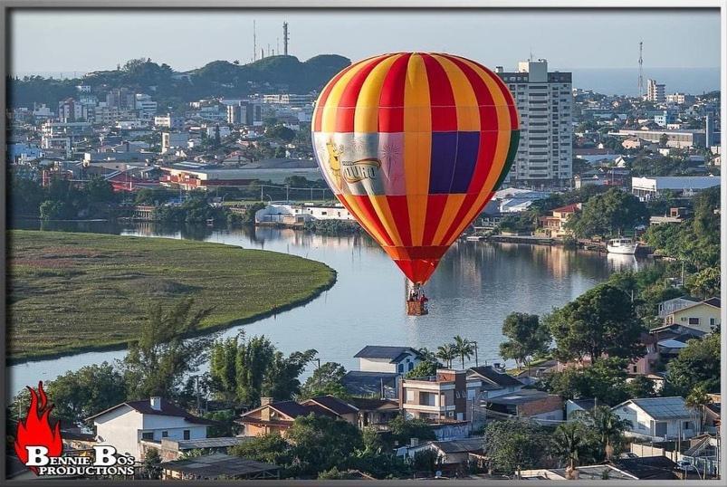 KITNET 01 em TORRES-RS - MELHOR CUSTO BENEFICIO na mais bela praia Gaúcha - cozinha - banheiro - ar condicionado - Smart TV 32' Android Apps Youtube - Netflix - Prime Vídeo e Wi-Fi - Estacionamento - Acomoda até 4 pessoas - Anfitriã Superhost no BnB Esterno foto