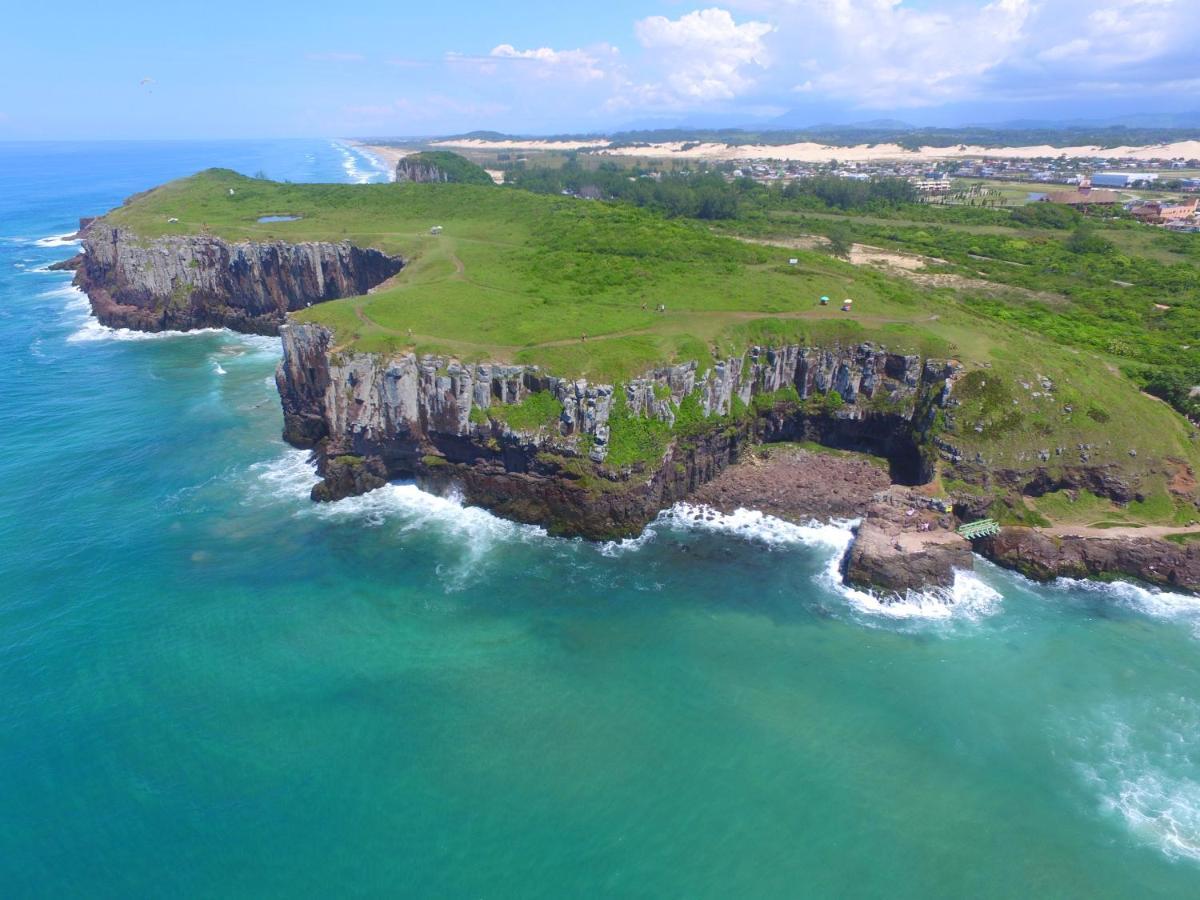 KITNET 01 em TORRES-RS - MELHOR CUSTO BENEFICIO na mais bela praia Gaúcha - cozinha - banheiro - ar condicionado - Smart TV 32' Android Apps Youtube - Netflix - Prime Vídeo e Wi-Fi - Estacionamento - Acomoda até 4 pessoas - Anfitriã Superhost no BnB Esterno foto