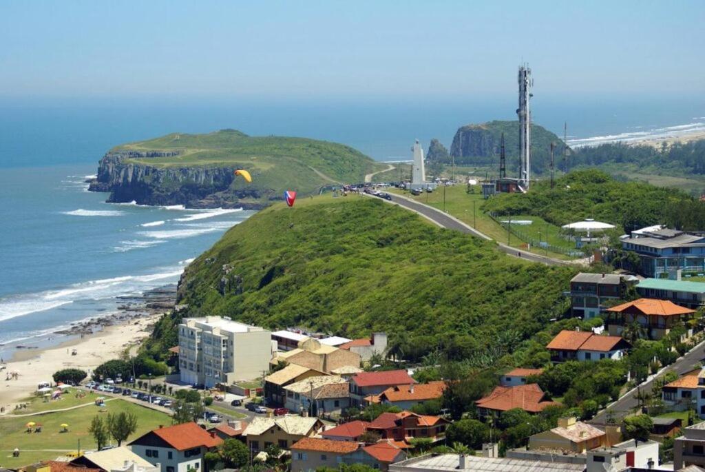 KITNET 01 em TORRES-RS - MELHOR CUSTO BENEFICIO na mais bela praia Gaúcha - cozinha - banheiro - ar condicionado - Smart TV 32' Android Apps Youtube - Netflix - Prime Vídeo e Wi-Fi - Estacionamento - Acomoda até 4 pessoas - Anfitriã Superhost no BnB Esterno foto