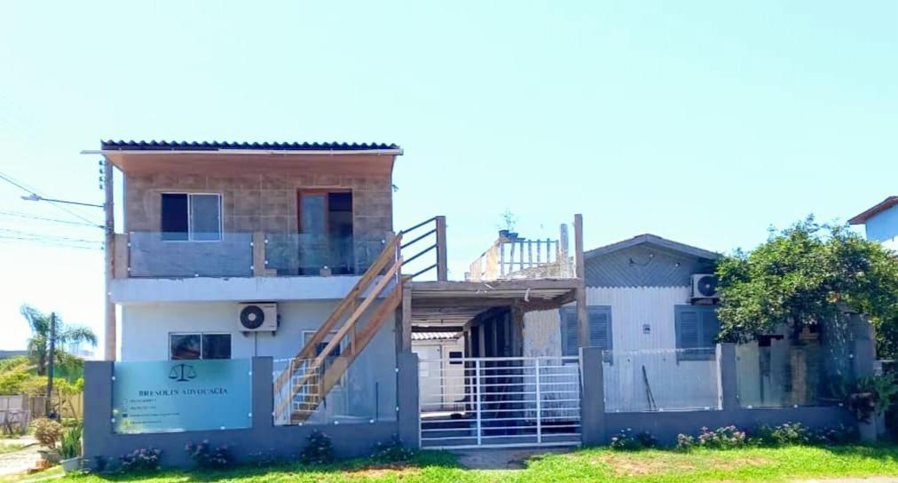 KITNET 01 em TORRES-RS - MELHOR CUSTO BENEFICIO na mais bela praia Gaúcha - cozinha - banheiro - ar condicionado - Smart TV 32' Android Apps Youtube - Netflix - Prime Vídeo e Wi-Fi - Estacionamento - Acomoda até 4 pessoas - Anfitriã Superhost no BnB Esterno foto
