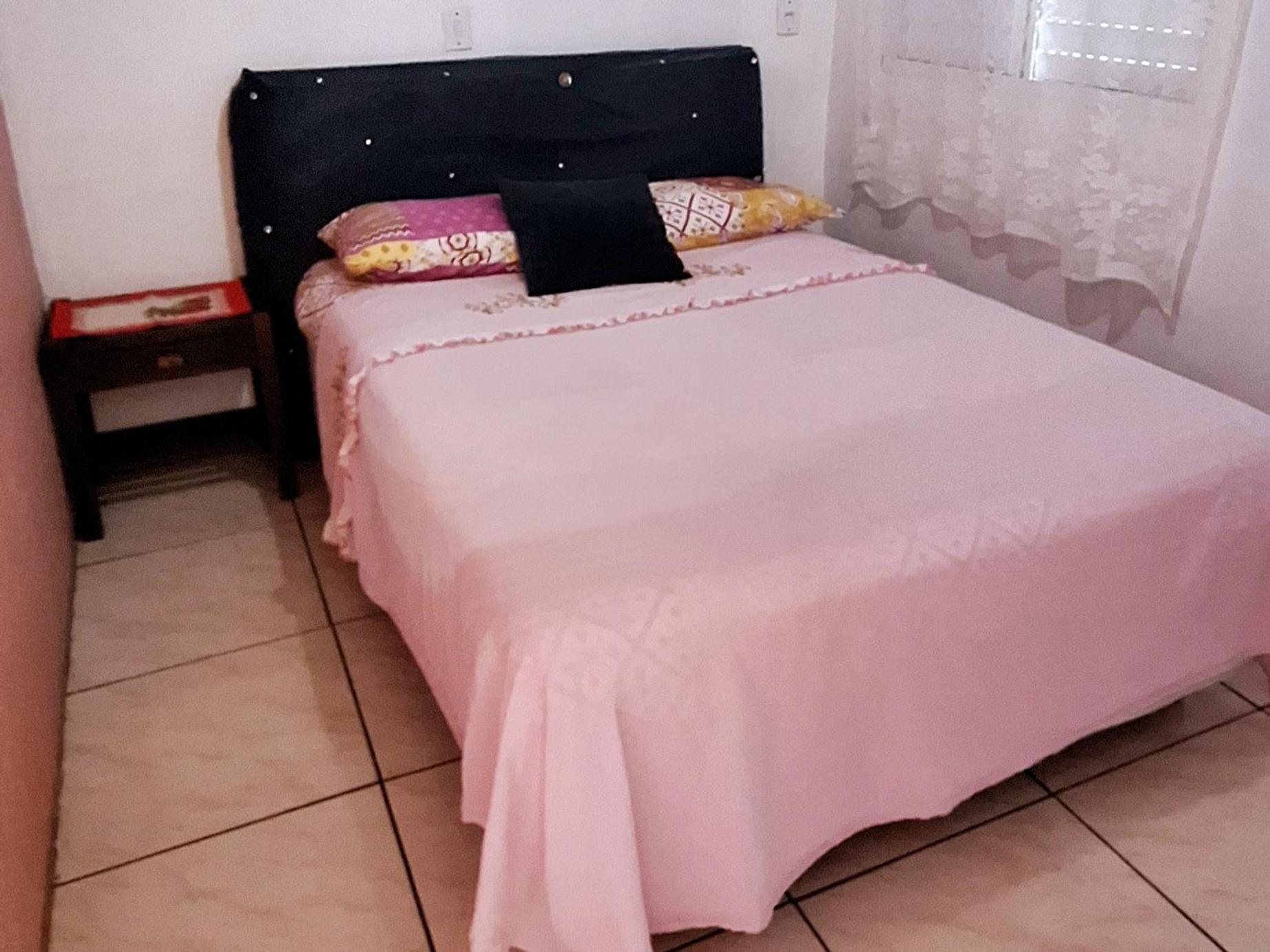 KITNET 01 em TORRES-RS - MELHOR CUSTO BENEFICIO na mais bela praia Gaúcha - cozinha - banheiro - ar condicionado - Smart TV 32' Android Apps Youtube - Netflix - Prime Vídeo e Wi-Fi - Estacionamento - Acomoda até 4 pessoas - Anfitriã Superhost no BnB Esterno foto